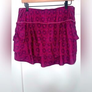 ATHLETA soho tiered skort in dark red print, women’s size medium